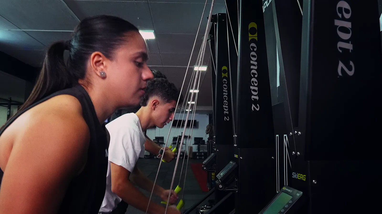Dos atletas en los SkiErg Concept2