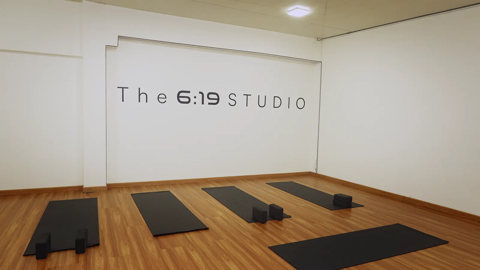 La sala de yoga de The 6:19 Studio, con los mats preparados