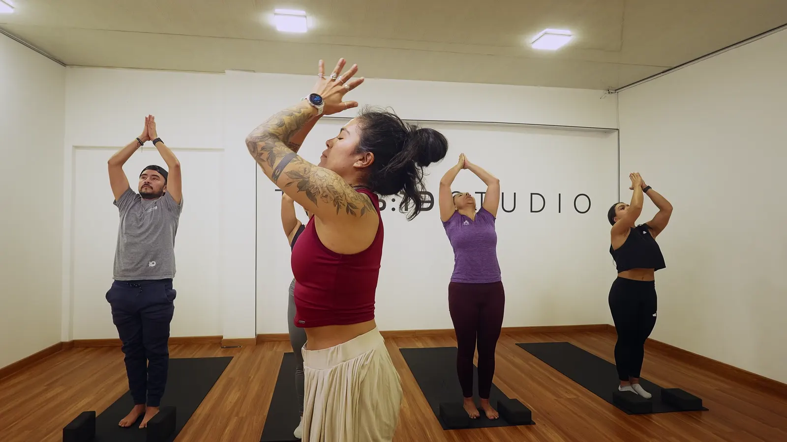 Clase de yoga en postura del árbol