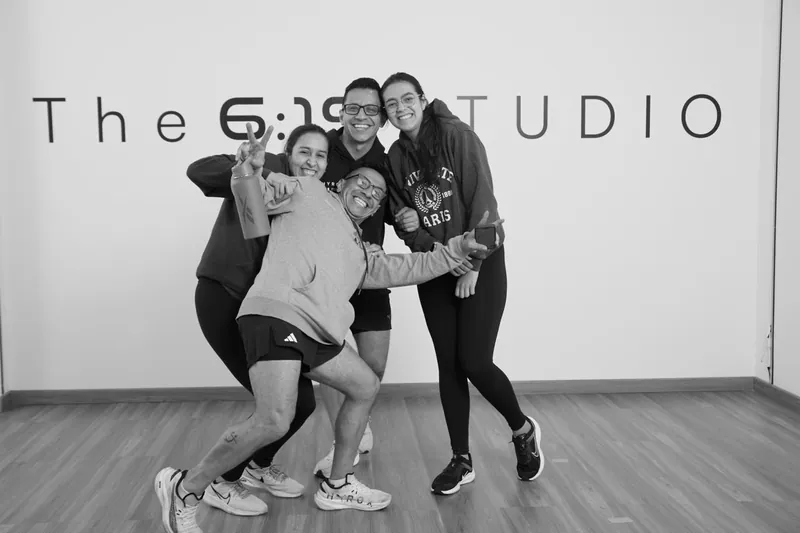 Cuatro integrantes del equipo posan con humor en la sala del Studio