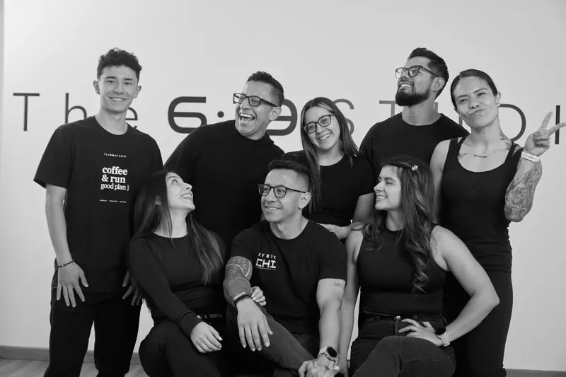 El equipo posa frente al letrero de The 6:19 Studio entre miradas y risas