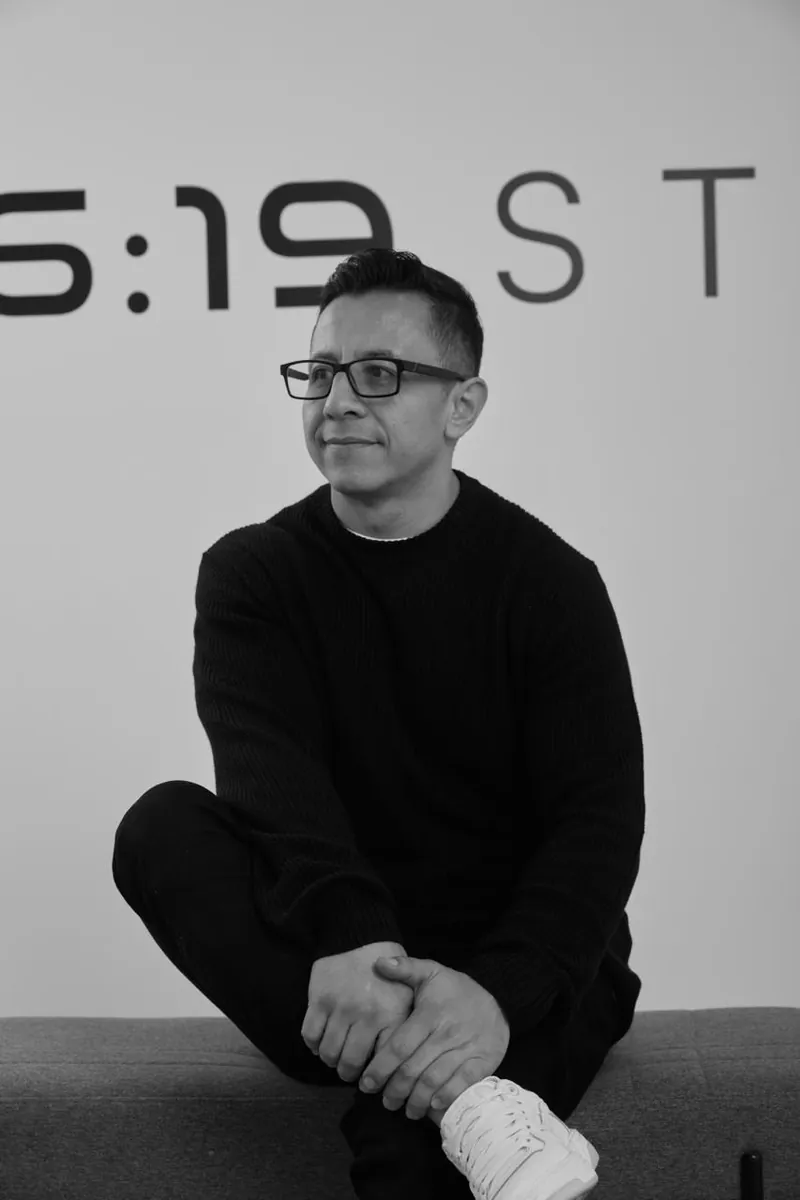Retrato de un coach sentado bajo el letrero de 6:19