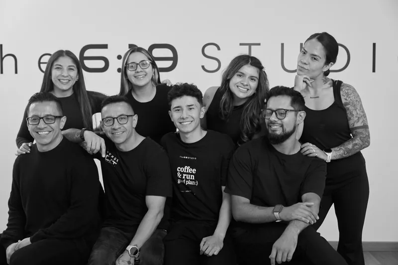El equipo riendo, la mitad sentado y la otra mitad de pie