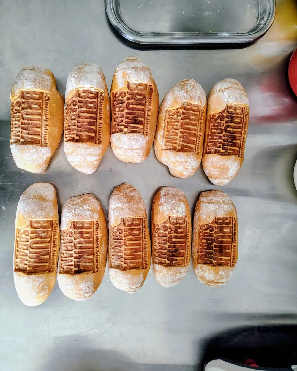 Panes de choripán marcados con la marca Bruma Sabana